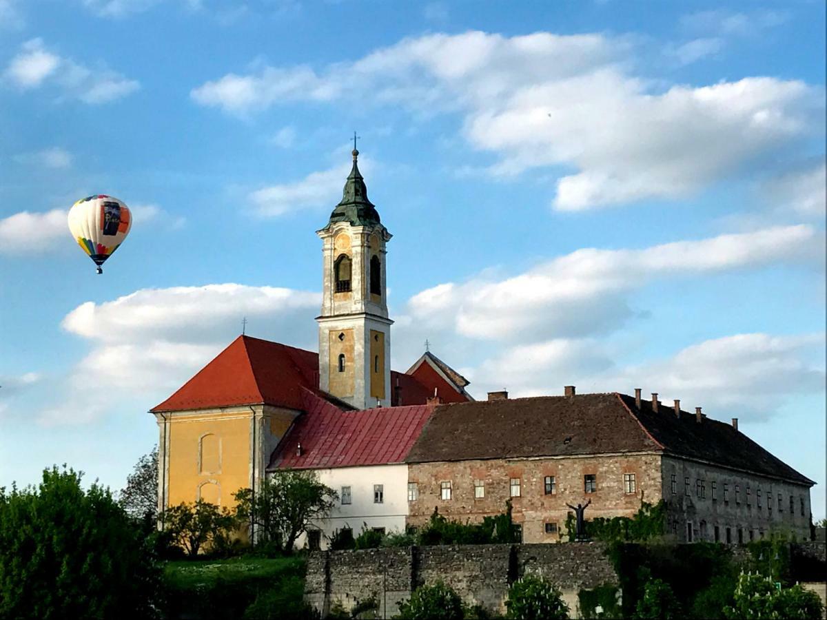 Vatus Apartmanhaz Vac Bagian luar foto